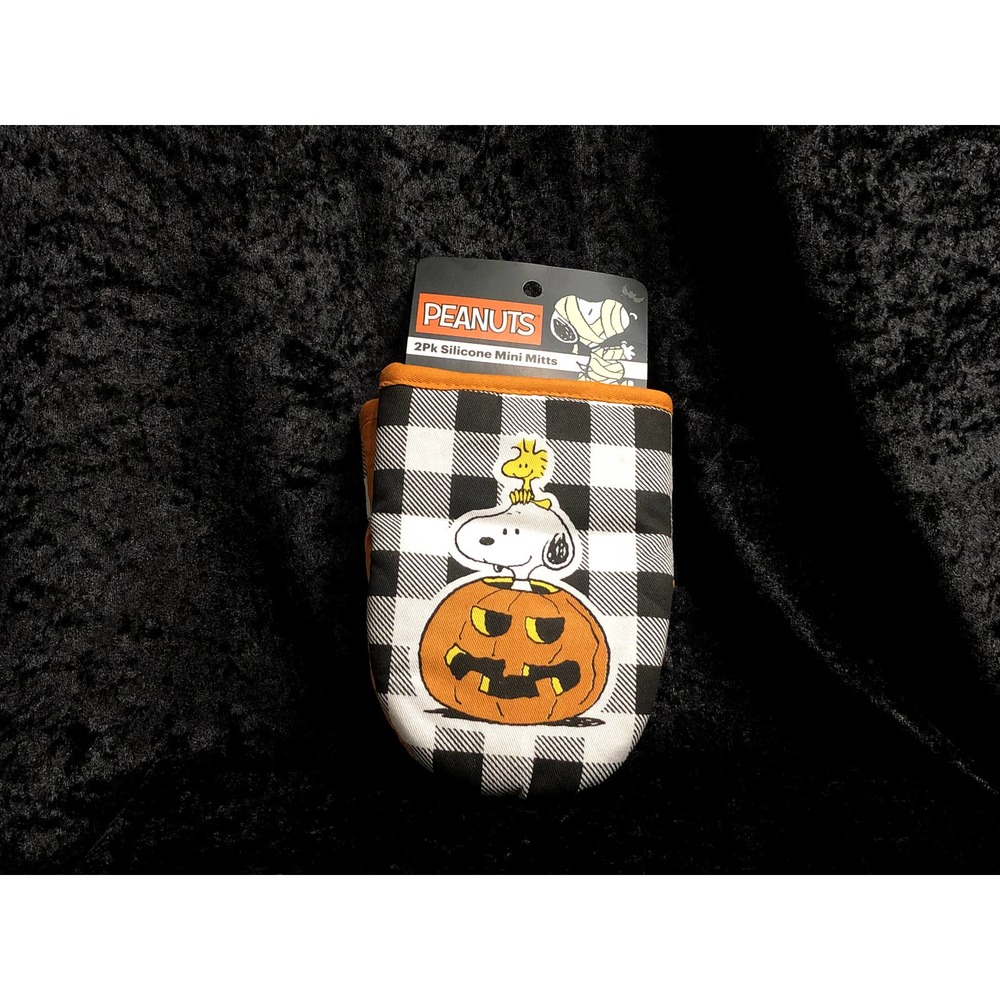 Peanuts Halloween Snoopy Great Pumpkin Silicone Oven Mitts